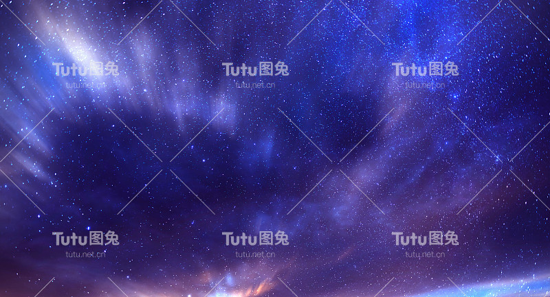 美丽奇妙的夜空与长时间暴露的云。