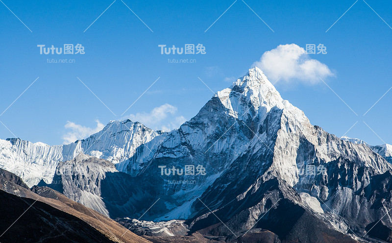令人惊叹的喜马拉雅山风景，天空和高山