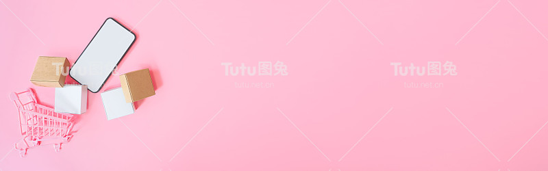 商务电子商务和在线购物概念从智能手机与空白屏幕和产品盒订购在粉红色的背景。俯视图，网页横幅大小。