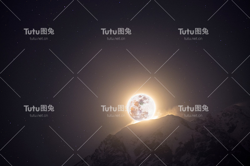 月出和雪飘-满月的冷月踢掉了山顶上的雪
