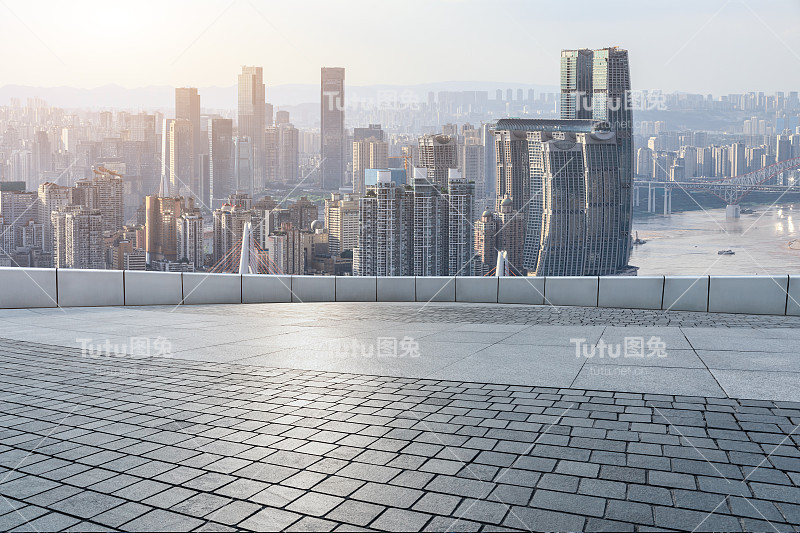 空地板与城市天际线和建筑物