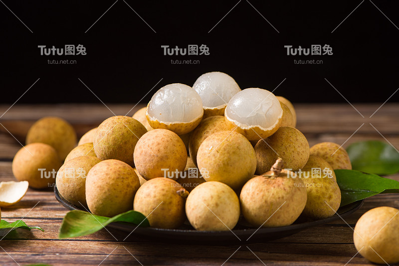 新鲜龙眼在板上木制背景