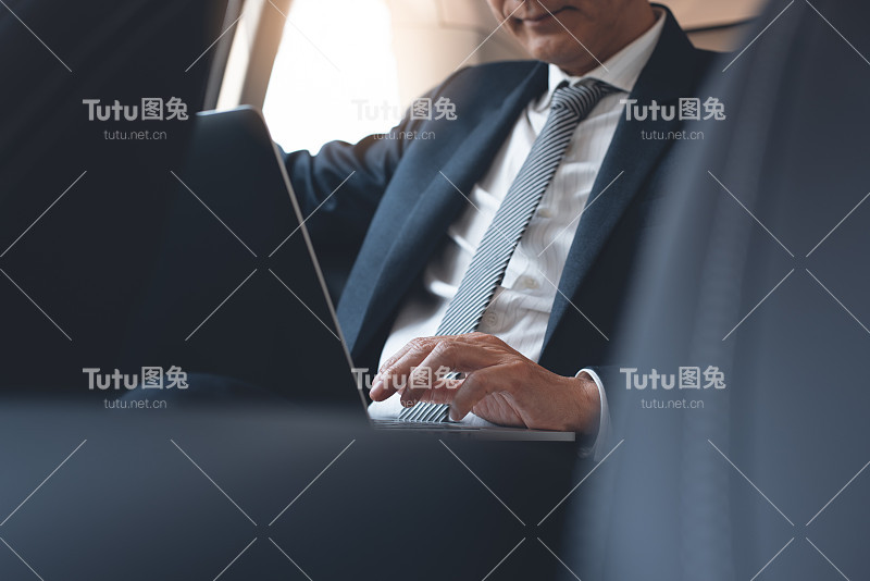 在车里工作的商人