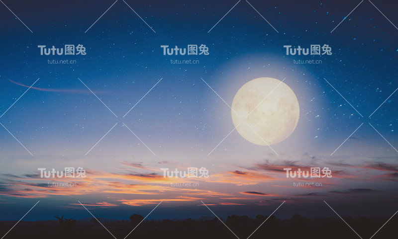 满月和星星在黄昏。