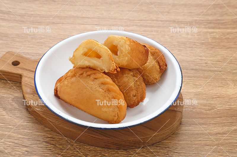 印尼的Gethuk Goreng。用木薯和红糖做的。