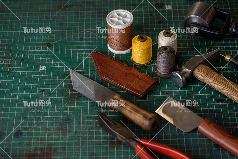 在车间的切割和工装板上铺鞋工具。手工制鞋的工作场所。副本的空间。