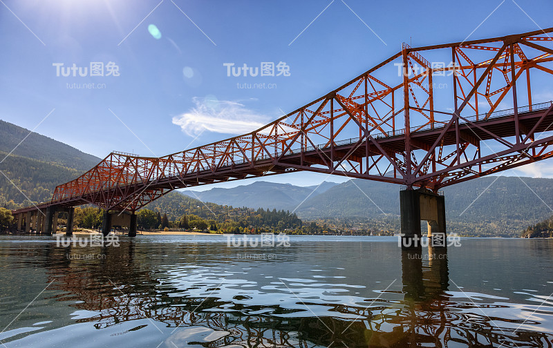 库特内河上的橙色大桥和旅游小镇