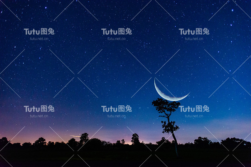 蓝色夜空中的月亮。
