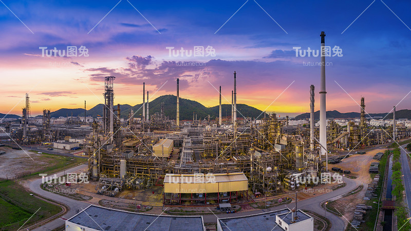 炼油厂鸟瞰图，石油工业全景图。