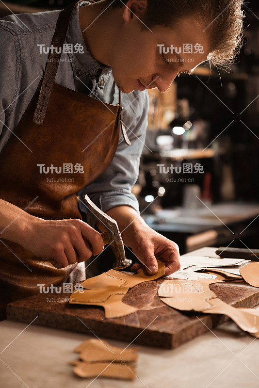近距离的鞋匠工作皮革