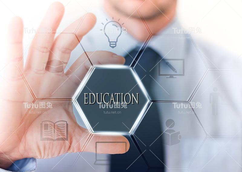 商务手握一个六角形数字接口，里面有文字教育。