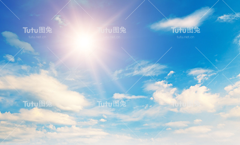 蓝天，太阳和积云。