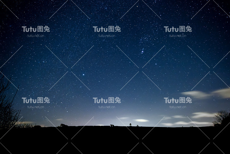夜空中明亮的星星在空间景观乡村景象