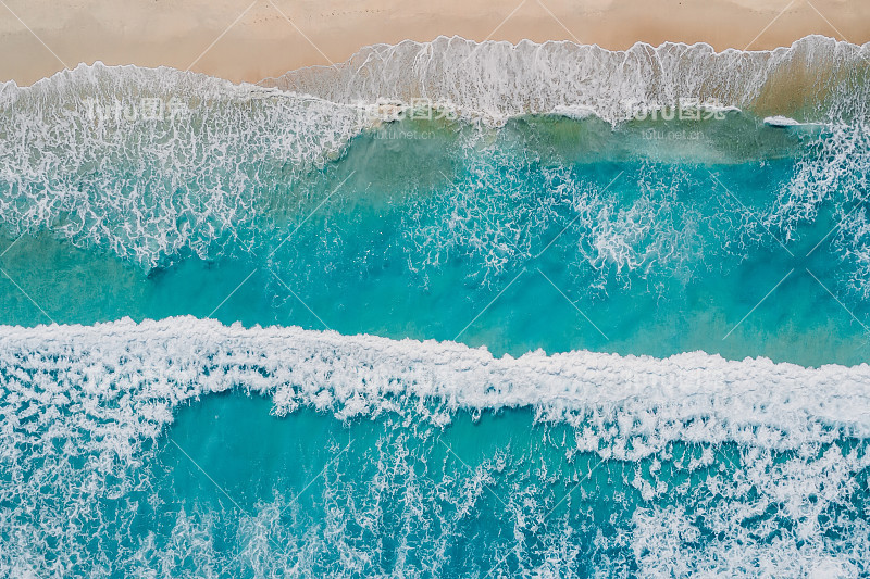 热带海滩，蓝色透明的海洋和海浪。鸟瞰图
