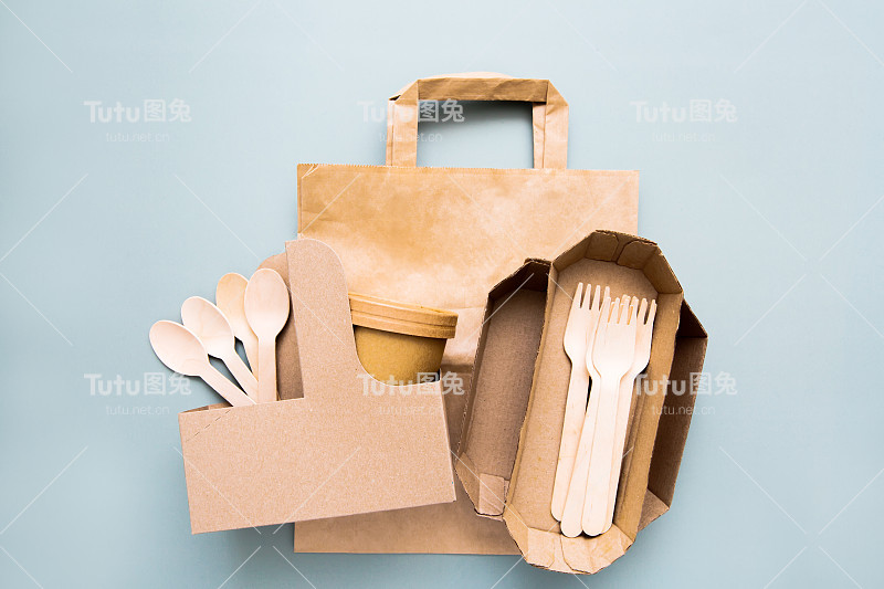 零浪费，环保，一次性，纸板，纸餐具，勺子，叉子在蓝色的背景。从顶部看。生态工艺纸餐具。