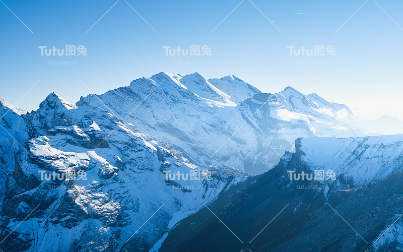 瑞士阿尔卑斯山的山景。山的山峰。自然景观。绵延的山脉和湛蓝的天空。夏天的风景。大分辨率的照片。
