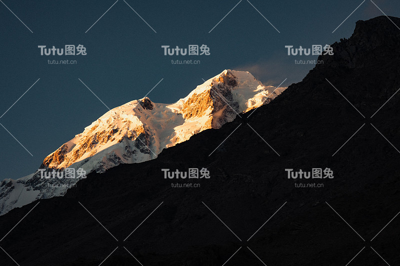 喀喇昆仑山脉的雪山日落美景