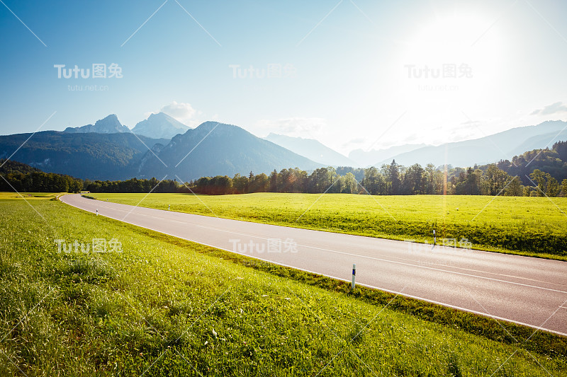 国王湖附近风景优美。美妙的天气和绚丽的景色。