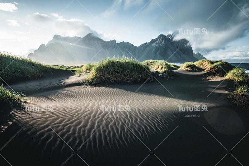 独特的青山和沙丘景观。Stokksnes海角，Vestrahorn，冰岛。