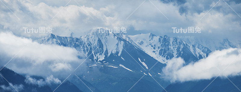 白雪覆盖的山峰在云中