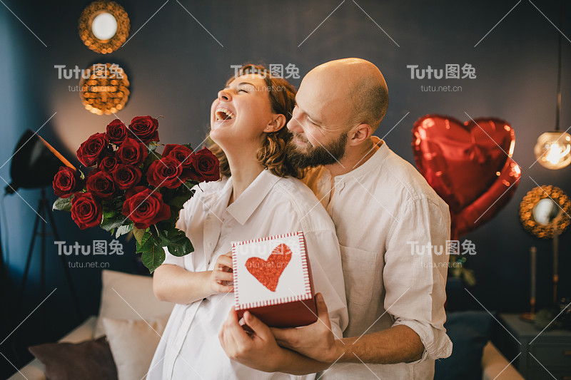 一个年轻人给他女朋友送礼物。情人节庆祝活动。