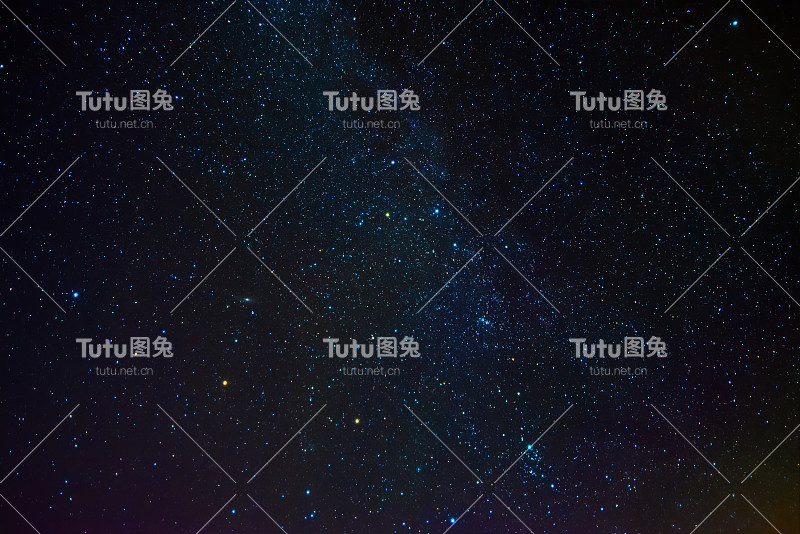 星空中的银河，有星云和星系。背景有星星和空间
