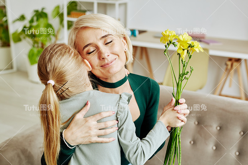 女孩在母亲节拥抱妈妈