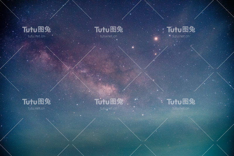 景观与银河系。繁星点点的夜空