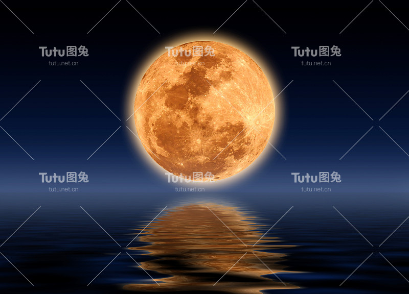 夜晚的满月倒映着水面