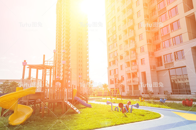 阳光明媚的早晨，居民楼里的儿童游乐场