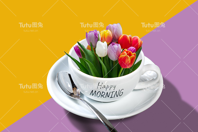 咖啡杯里五颜六色的郁金香花束