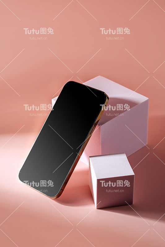 黑屏智能手机。手机放在立方体讲台上。用于显示应用程序的基座模型空间。