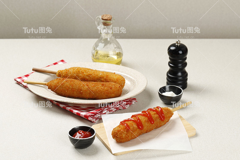 蕃茄酱玉米热狗，流行的韩国街头小吃。