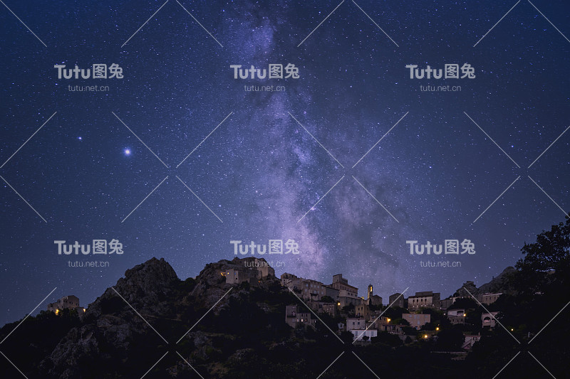 银河系在科西嘉岛的Speloncato上空
