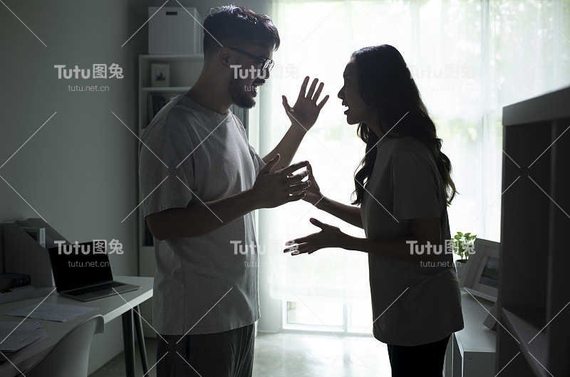 亚洲夫妇争吵，大喊，指责对方的问题。