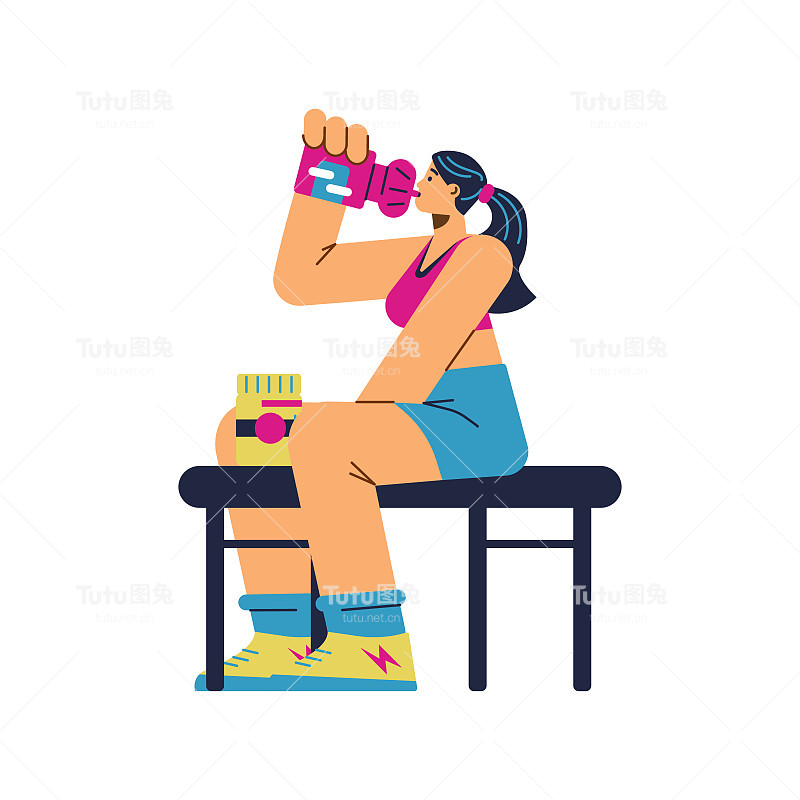 女孩训练前或训练后坐在长椅上，喝运动补品平式