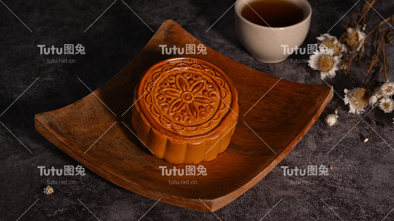 用干花装饰的月饼木盘。中秋节或中国传统节日。