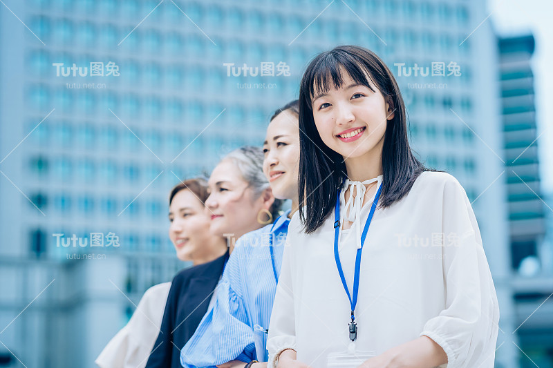 年轻女性和社会资深成员