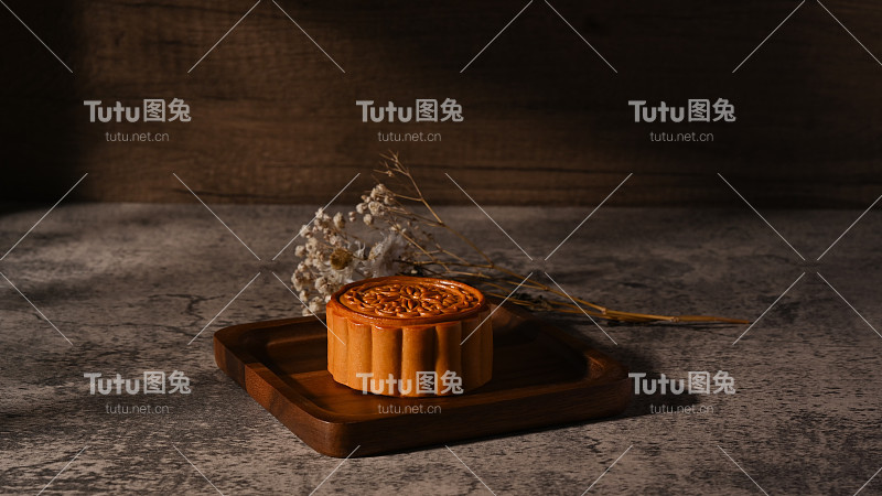 木制托盘上的美味传统月饼。中秋节和中国传统甜点。