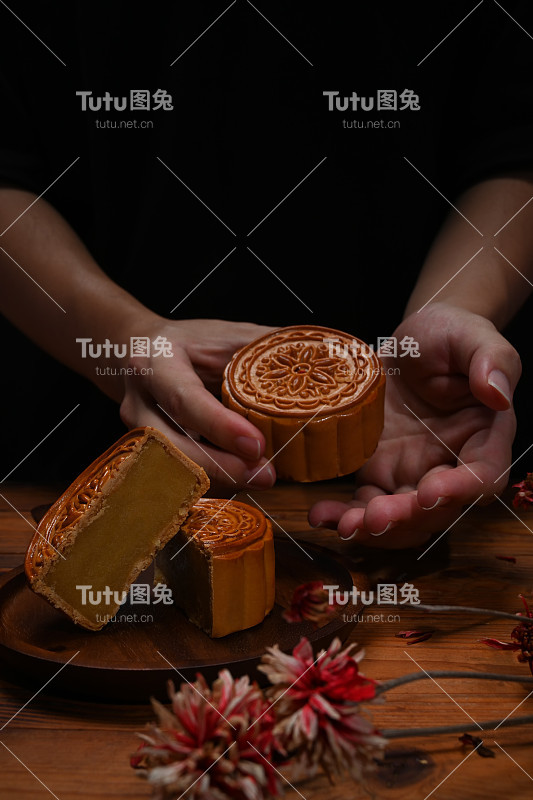 近距离观察手拿中国传统月饼。中秋节和中国传统节日的概念。