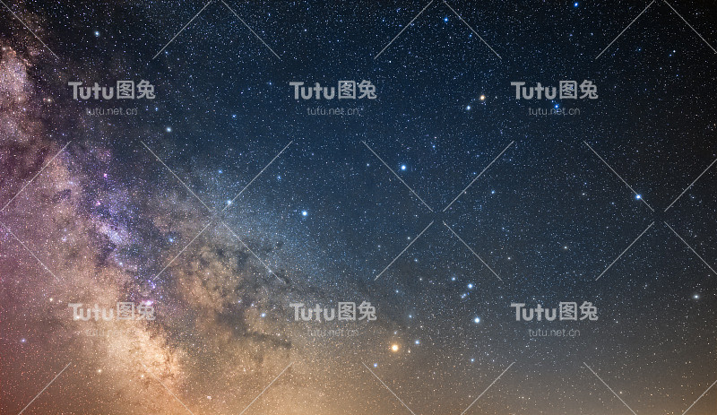 夜空中的银河恒星和星座。