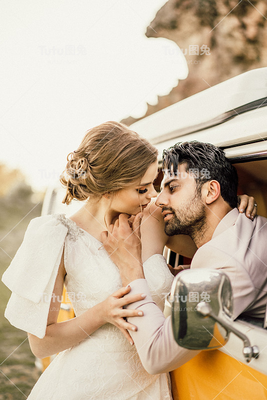 这对美妙的夫妇在面包车大篷车里的结婚照