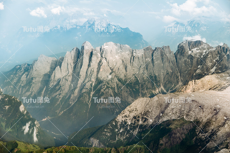 波尔扎诺附近的意大利阿尔卑斯山的鸟瞰图