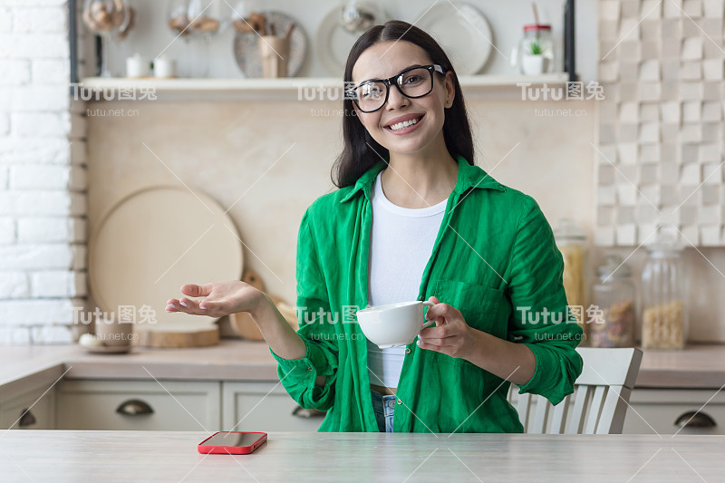 头像肖像屏幕视图微笑的年轻女子坐在家里与朋友视频通话