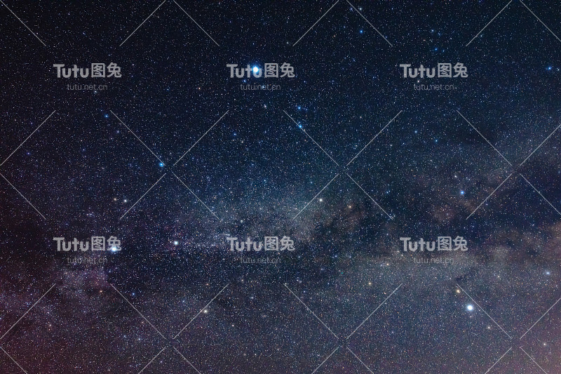 夜空中的银河恒星和星座。