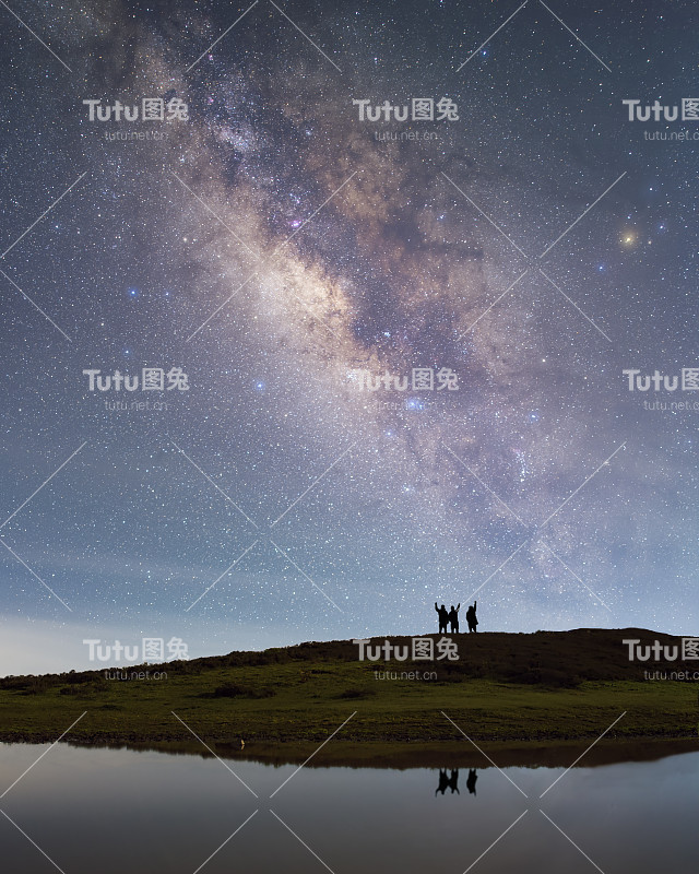 阿尔卑斯山草地上的观星者