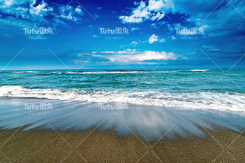 沙滩、海边、海浪和夏天