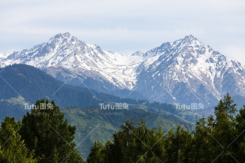 阿拉木图附近壮丽的雪山