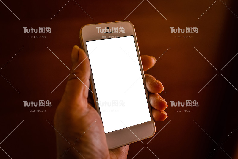 移动视频。网络连接。数字模型。在暗室里拿着黑屏智能手机的陌生女人。