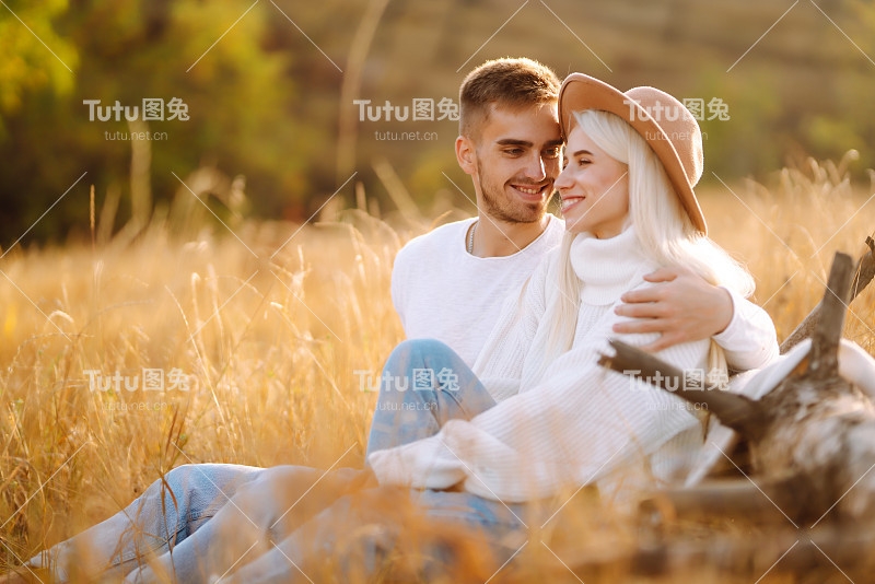 一对年轻的夫妇在公园里散步、拥抱。